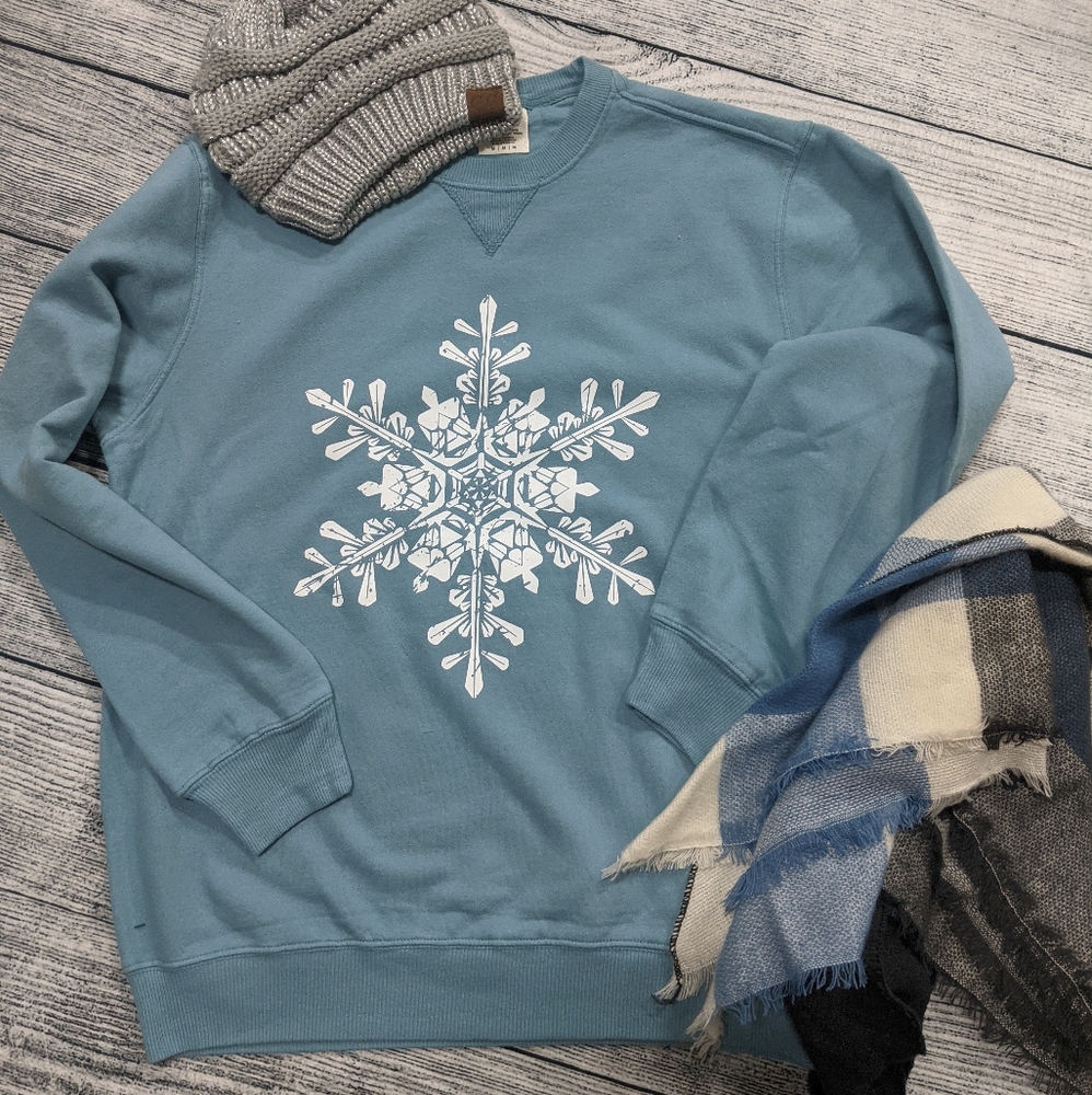 Blue beach pullover with snowflake print